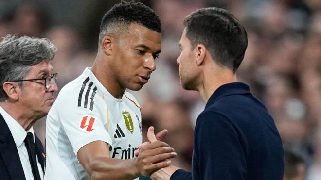 Xabi Alonso con Kylian Mbappé (Europa Press)