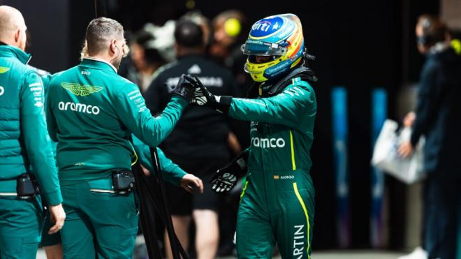 Fernando Alonso, en Las Vegas, con un mecánico de Aston Martin (Foto: Europa Press).