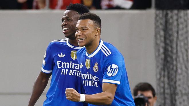 Kylian Mbappé y Vinicius celebran uno de los goles del francés en el Olympiacos-Real Madrid (foto