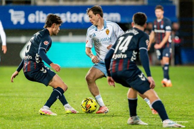 Francho, ante dos rivales durante el Eibar - Real Zaragoza (Foto: LALIGA).