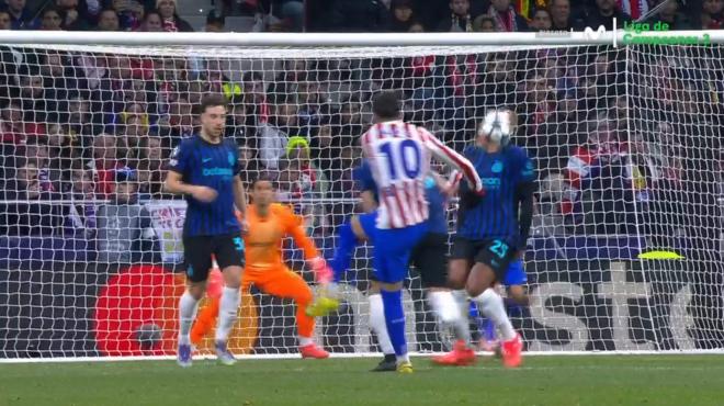 Balonazo en la cara de Manuel Akanji en el Atlético - Inter (Imagen: Movistar Plus).