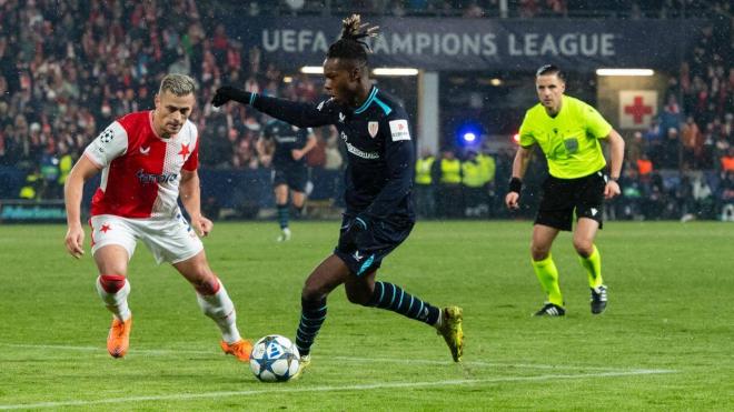 Nico Williams conduce ante el Slavia en Champions en Praga (Foto: Athletic Club).