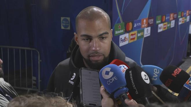 Robert Sánchez atiende a los medios (Foto: ElDesmarque)