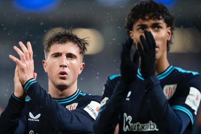 Jauregizar y Selton aplauden tras jugar ante el Slavia en Champions (Foto: Athletic Club).