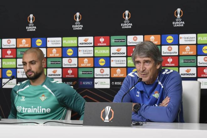 Sofyan Amrabat y Pellegrini, en sala de prensa (Foto: Kiko Hurtado)