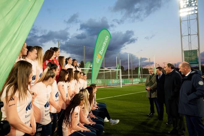 Representantes de Iberdrola y la Federación con la selección (Foto: RFEF).