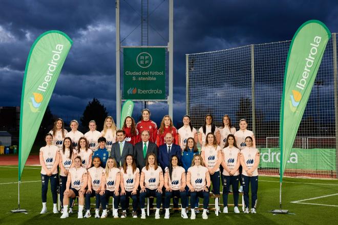 Representantes de Iberdrola y la Federación con la selección (Foto: RFEF).