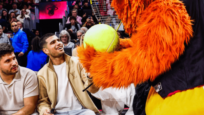 Carlos Alcaraz, durante un partido de los Miami Heat (Foto: X).