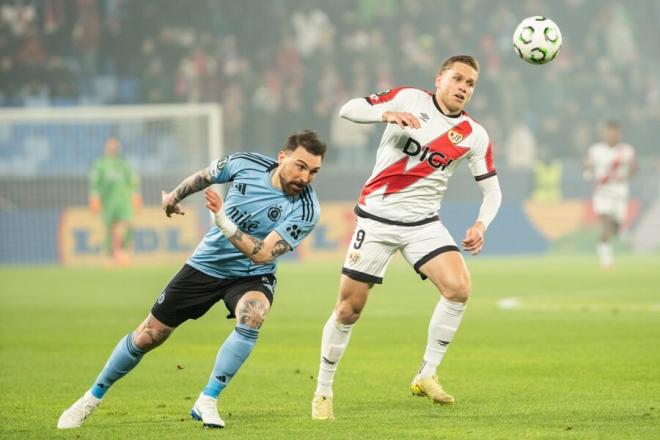Alemao pugna un balón en el Bratislava-Rayo. (Foto: EFE)
