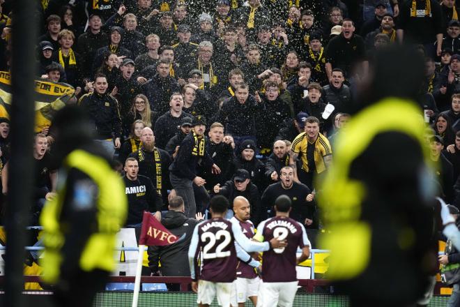 Donyell Malen celebra un gol en el Aston Villa-Young Boys (Foto: Cordon Press).