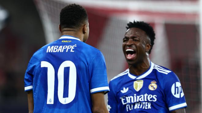 Mbappé celebrando con Vinicius (Europa Press)