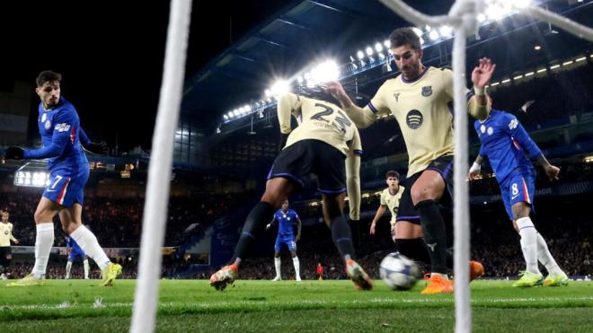 El Barcelona recibiendo un gol contra el Chelsea (EFE)