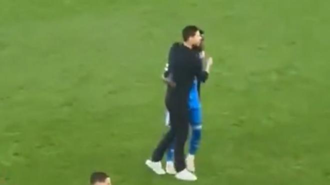 El abrazo entre Xabi Alonso y Vinicius (Foto: Journal du Real)