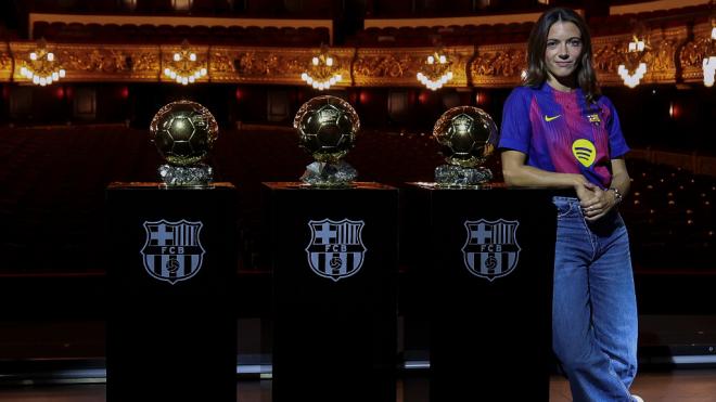 Aitana Bonmatí con sus tres balones de oro (Europa Press)