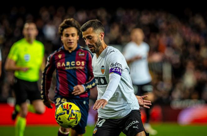 Gayà ante el Levante UD (Foto: VCF)