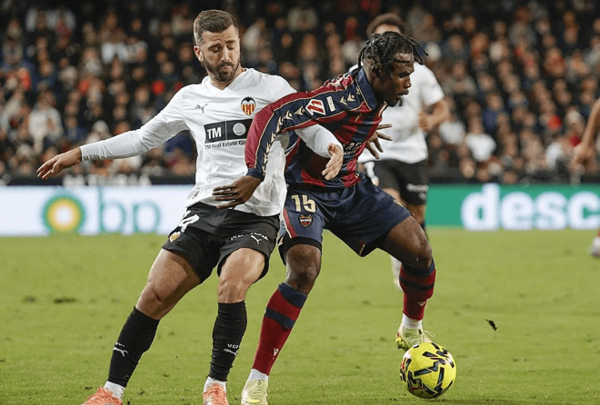 Gayà ante el Levante UD (Foto: VCF)