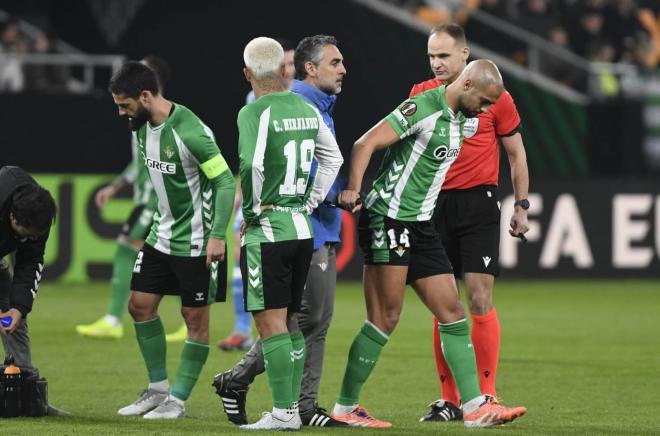 Isco Alarcón y Amrabat, lesionados ante el Utrecht (Foto: Kiko Hurtado).