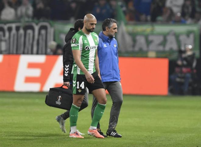 Sofyan Amrabat, lesionado ante el Utrecht (Foto: Kiko Hurtado).