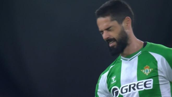 La acción entre Amrabat e Isco Alarcón.