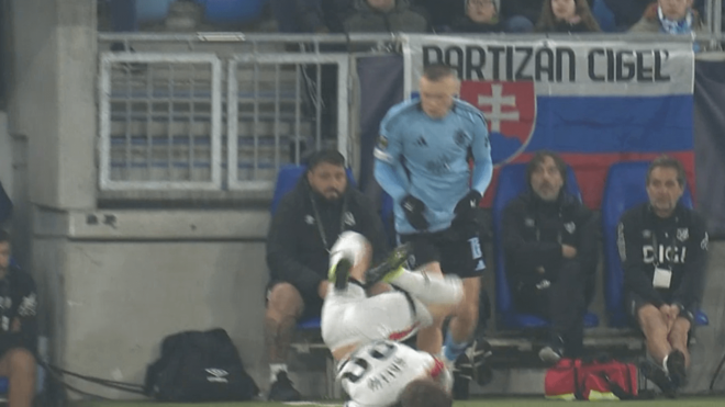 La caída de Ivan Balliu en el Slovan-Rayo.