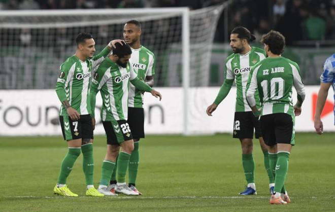 Isco Alarcón abandonó el campo ayudado por sus compañeros (Foto: Kiko Hurtado)