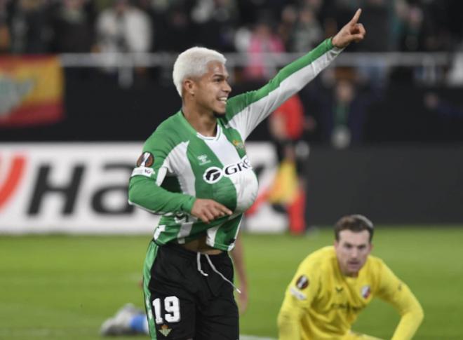 Cucho Hernández celebra su gol al Utrecht (Foto: Kiko Hurtado)