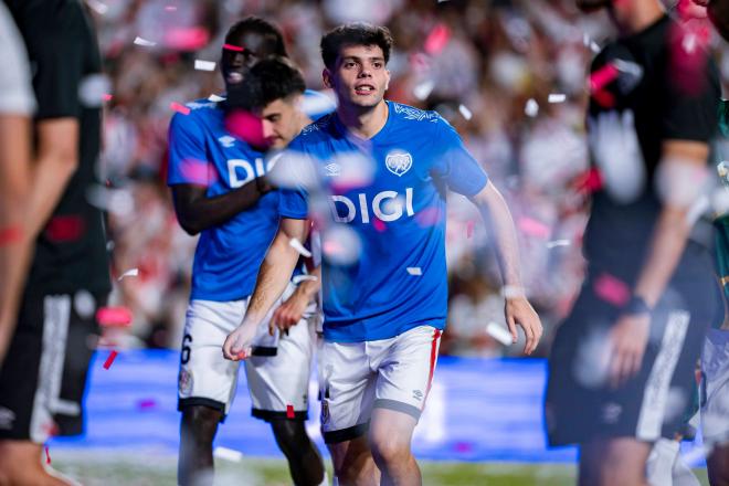 Fran Pérez cantando con la afición del Rayo Vallecano (Cordon Press)