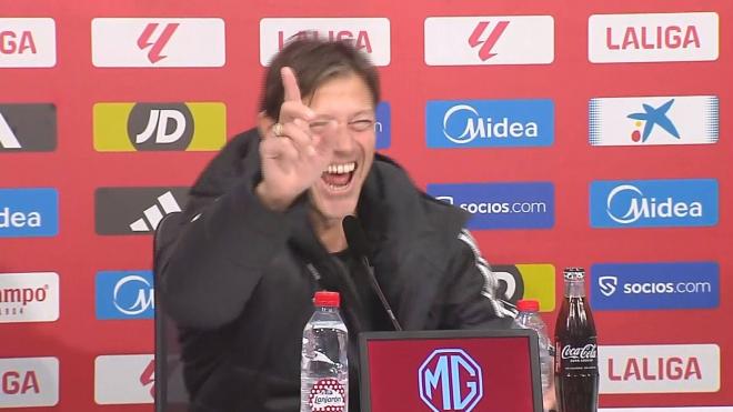 Almeyda bromea con la prensa antes del derbi Sevilla-Betis.