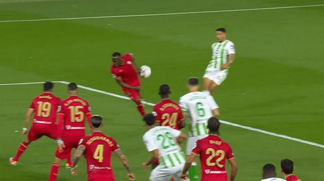 El penalti señalado a Lukebakio en l derbi de hace dos temporadas.