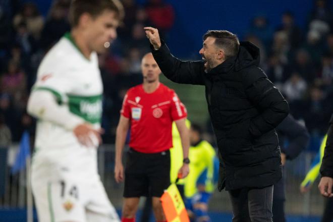 Eder Sarabia da instrucciones durante el Getafe-Elche (Foto: LALIGA).