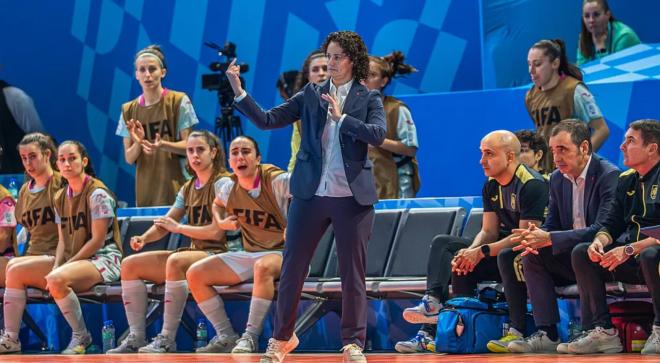 Clàudia Pons da instrucciones durante el España-Canadá (Foto: RFEF).