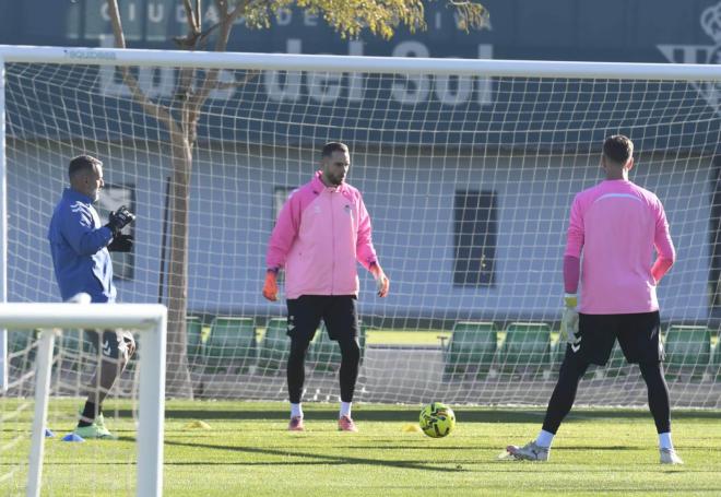 Pau López, entrenando con el Betis este viernes (Foto: Kiko Hurtado).