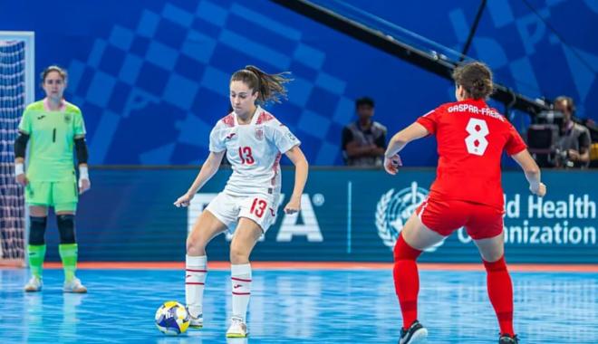 Martita da un pase durante el Canadá-España (Foto: RFEF).
