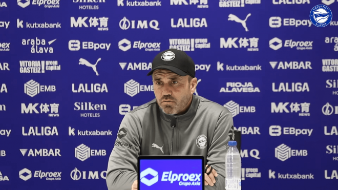 Eduardo Coudet criticó al VAR en la previa del Barcelona-Alavés (foto: Alavés YT).