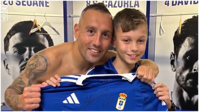 El regalo de Santi Cazorla a Samu. (@Cantera1926)