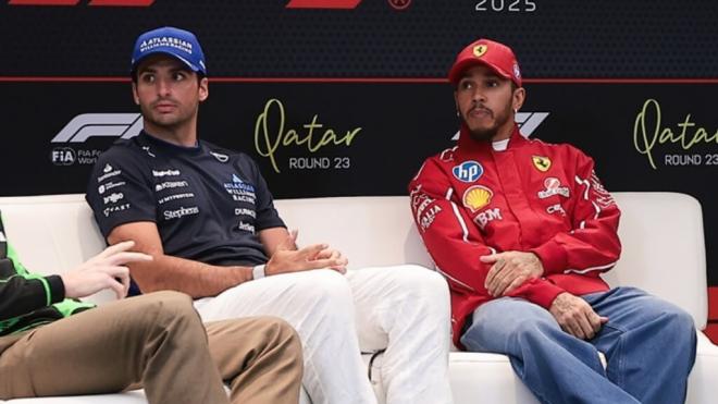Carlos Sainz y Lewis Hamilton, en Qatar (Foto: Europa Press).
