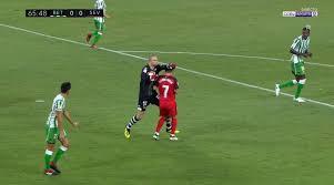 La jugada que derivó en la expulsión a Roque Mesa.