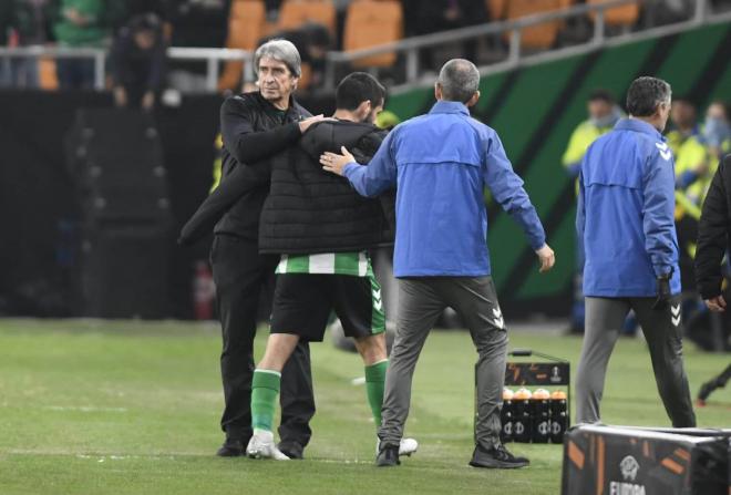 Manuel Pellegrini saluda a Isco cuando se fue lesionado ante el Utrecht (Foto: Kiko Hurtado).