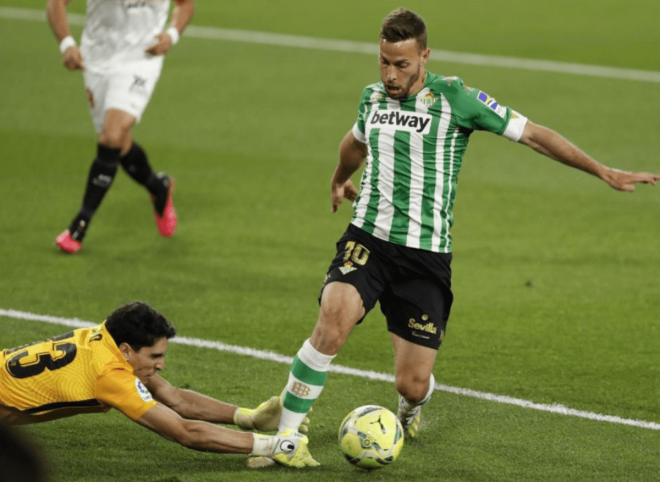 El posible penalti a Bono que reclamó Canales en 2021 (Foto: Kiko Hurtado)