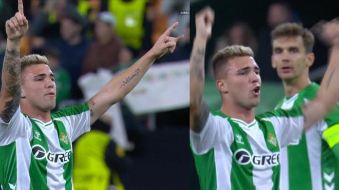 Diego Llorente, llevándose a Pablo García.