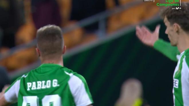 Diego Llorente, llevándose a Pablo García.