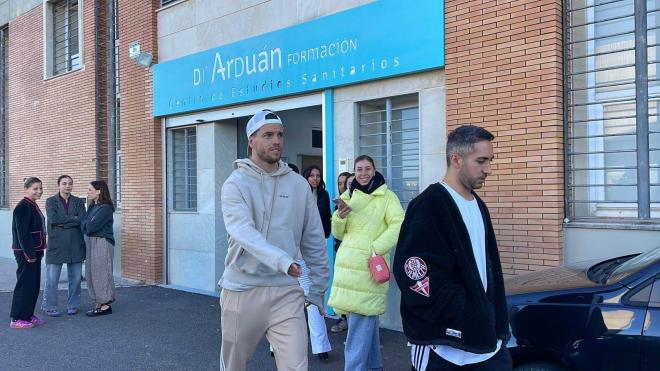 Lo Celso, saliendo de la clínica de Arduán (Foto: Kiko Hurtado).