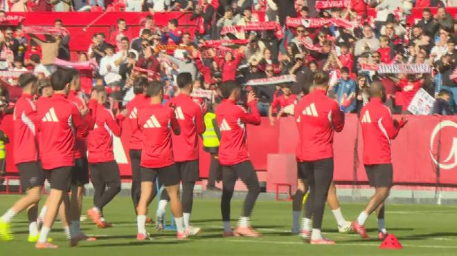 Los jugadores del Sevilla aplauden a su afición (ElDesmarque)