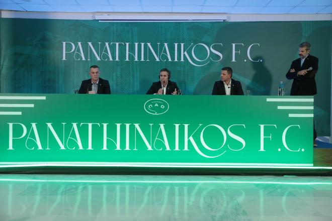 Corona, presentado en Grecia. A su izquierda Kotsolis, a su derecha Fyssas