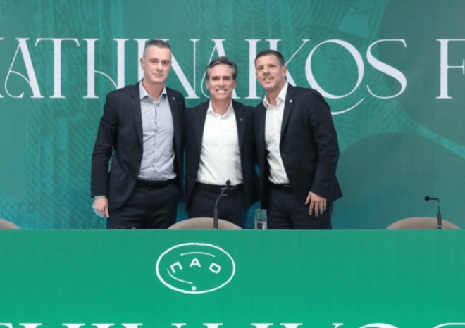 Corona, presentado en Grecia. A su izquierda Kotsolis, a su derecha Fyssas