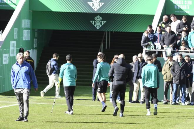 Los lesionados del Betis se retiran del césped (Foto: Kiko Hurtado).