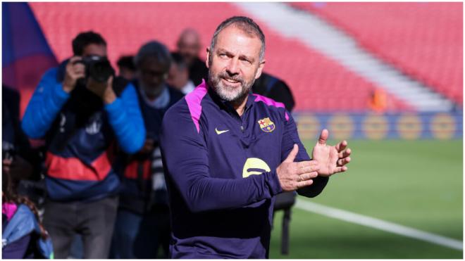 Hansi Flick , en el entrenamiento a puerta abierta del FC Barcelona. (Europa Press)