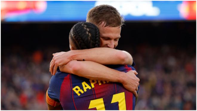 El abrazo de Dani Olmo y Raphinha. (EFE)