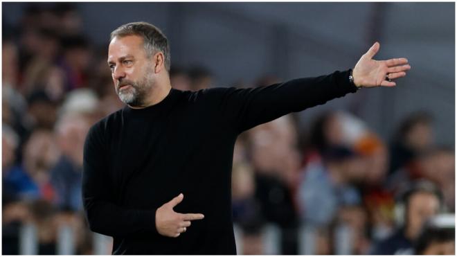 Hansi Flick, durante el Barcelona - Alavés. (EFE)