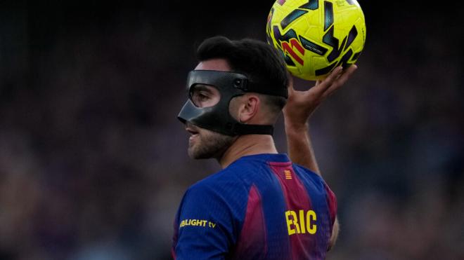 Eric García jugando con máscara contra el Alavés (EFE)